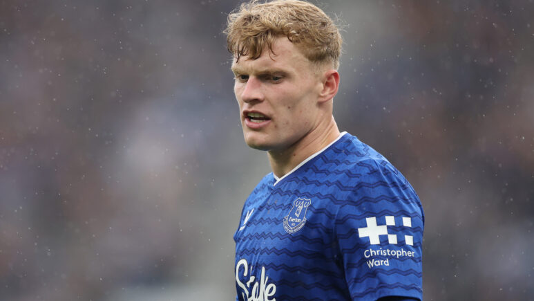 وسط شائعات الانتقالات المستمرة، يُلمّح إيفرتون بقوة إلى مستقبل نجمه الدفاعي.