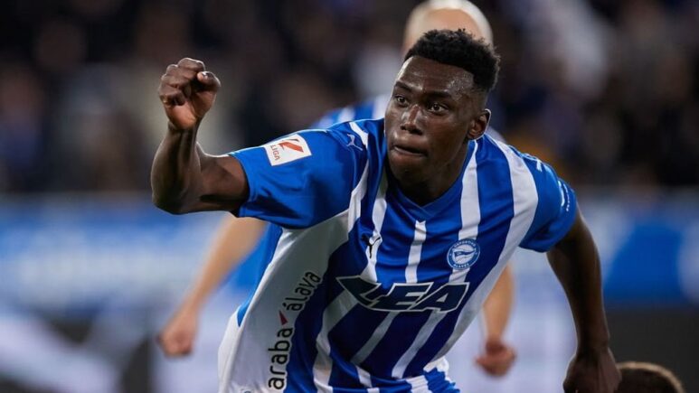 أفادت تقارير أن توتنهام هوتسبير مهتم بالتعاقد مع كلٍّ من بوين وأغوفا