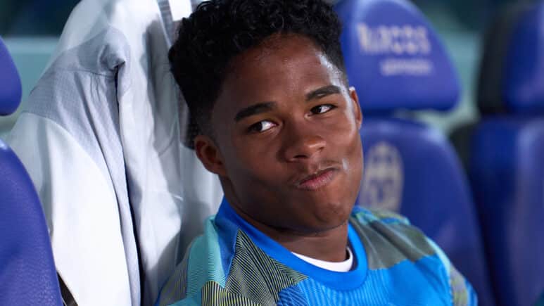 يتخلف وست هام يونايتد عن ليون في سباق التعاقد مع مهاجمه البالغ من العمر 19 عامًا.