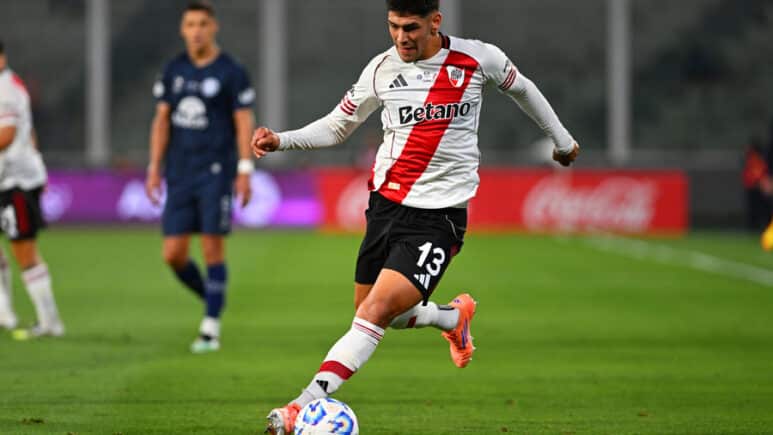 أفادت تقارير أن أستون فيلا مهتم بالتعاقد مع موهبة ريفر بليت، لاوتارو ريفيرو، البالغ من العمر 22 عامًا.