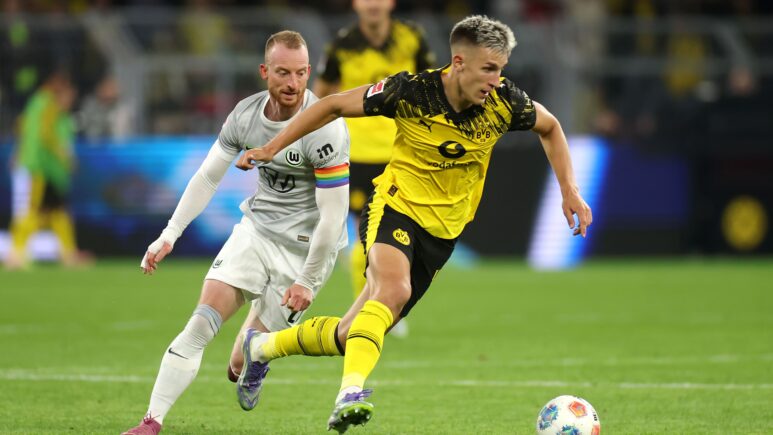 برشلونة يتلقى ضربة موجعة: ريال مدريد يتصدر معركة ضم مدافع