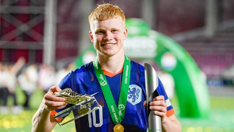 يتنافس مانشستر يونايتد وليفربول على ضم شميدت، لاعب خط وسط ألكمار