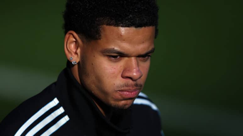 قرر نيوكاسل يونايتد بيع لاعبه الأول البالغ من العمر 22 عامًا.