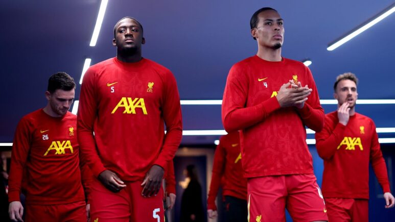 فيرجيل فان دايك يُشيد بـ"شخصية وقوة" زميله في ليفربول